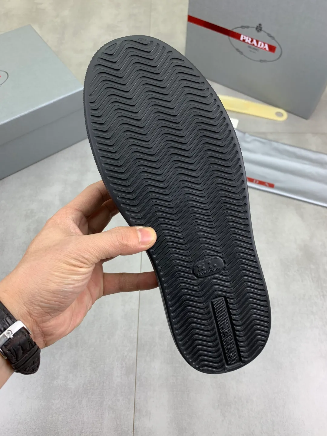 Men's Men's Shoes 💰P560 💰【New Style】 The latest model of high-quality PRADA classic men's shoes has been launched on the official website in 1:1 copy, synchronized in Hong Kong and on the same catwalk; all made of calfskin➕imported cowhide lining, 🍡🍡original rubber outsole, non-slip and wear-resistant; comfortable on the feet, attractive style, fine workmanship, and simple and neat shoe lasts, showing the courage and toughness of men, 👍sizes 38 to 44 (45 can be customized) black and white Blue color🉑️choose